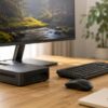 木製デスクにミニPCとモニター、キーボード、マウスを配置した省スペースな作業環境